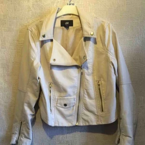 Skinnjacka - Beige skinnjacka från H&M. Storlek S.