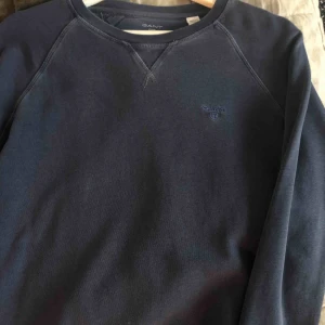  - Oanvänd Gant tröja.