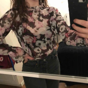  - Topp från NA-KD i storlek S! Liiiite genomskinlig och hur fin som helst. Får förövrigt panik på mitt finger på första bilden...... Aja! Köparen står för frakt!