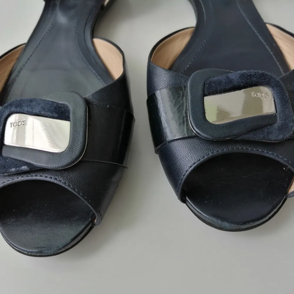 Tod's Women sandals, excellent condition, dustbag, authentic, size 37, insole 24cm, color navy, write me for more info and pics 🙂. Skor.