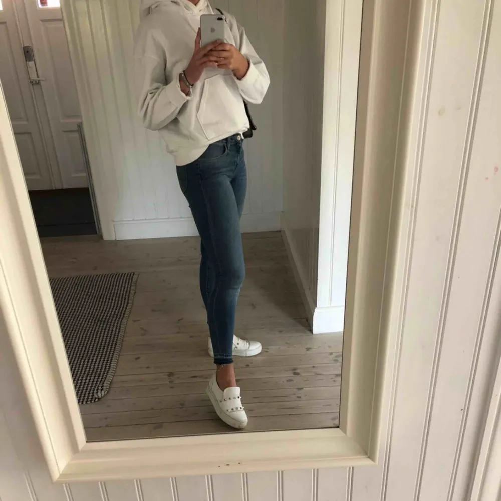 Snygga jeans med stretch från Lee i storlek W28 L33 😉✌🏽🧚‍♀️ Använda typ två gånger, TOPPSKICK! Nypris: 1200 kr. Jeans & Byxor.