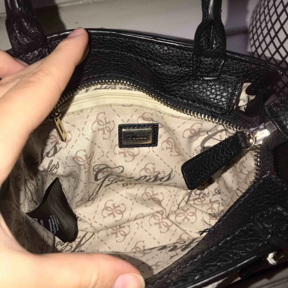 Real Guess handbag. Only used once. Retail price is 800kr, selling for 200kr. Meet up in Stockholm or pay for shipping💗. Väskor.