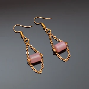  - Fina örhängen i guld. Nickelfria. OBS guldfärgen är inte lika gul/orange som på bilden 