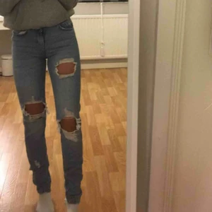  - Jeans me hål från bikbok, knappt använda😇