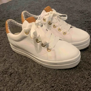  - Gant skor, köpta i början av sommaren, använda en gång 