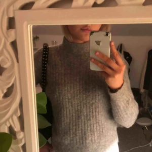  - En fin grå stickad tröja från H&M, säljer på grund av att den inte kommer till användning. Den är i ett fint skick. Köparen står för frakten 