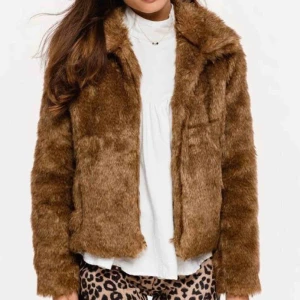  - Jacka från loavies. Köpt för ca 2 år sedan men som ny! Strl M men passar Xs/S. Insidan är satinliknande material. 