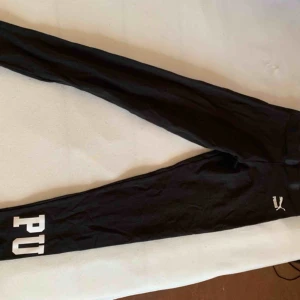  - Puma leggings. Knappt använda. Nypris 300. Vet inte frakten just nu men kan ta reda på det om någon vill få den fraktad. Frakten ingår inte i priset isåfall.