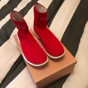  - ACNE STUDIOS Orange & White Tristan High-Top Sneakers  Använda en gång.  Låda ingår.