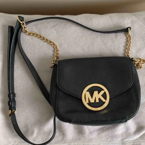  - Snygg mindre Michael Kors handväska. Den är äkta och köpt från Zalando. Superfint skick, bara små repor på spännet efter användning.  