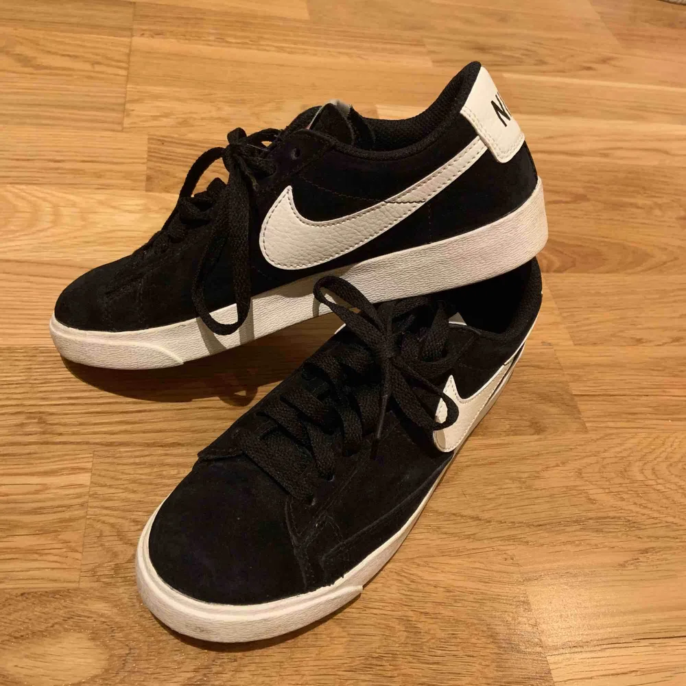 Svarta Nike sneakers i mocka. Storlek 38 men passar snarare 37 (innermått 24 cm) Använd ett fåtal gånger och säljs p.g.a fel storlek annars bra skick. Köpare står för frakt annars går det att mötas i Stockholm. Kolla gärna mina andra annonser<3. Skor.