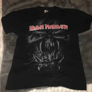  -  Skitsnygg iron maiden t-shirt, säljer pga att den inte riktigt kommit till användning. Framsida/baksida syns på bilden. Kan frakta eller mötas upp