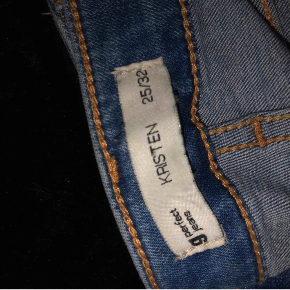 Ett par populära ”kristen” jeans ifrån Gina Tricot i strl 25/32 i mycket bra skick! Möts upp i Sthlm eller så fraktar jag.  Frakt : 72kr. Jeans & Byxor.
