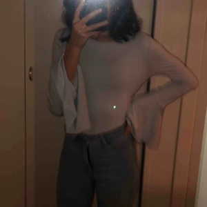  - Ljusblå tröja med volanger. Nästan aldrig använd. Säljer pga ingen användning 