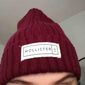  - Mörkröd mössa från Hollister! Nästan aldrig använd och väldigt bra kavlitet!