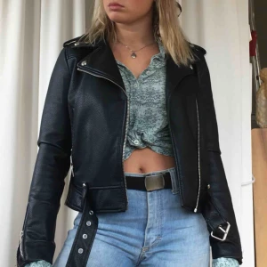  - Svinball skinnpaj i fejkskinn. Mycket bra skick, endast använd ett fåtal gånger. Köpt på Zara förra året. Köparen står för frakt💓👼🏼