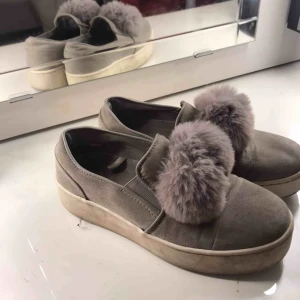  - Gråa platåsneakers från skopunkten med tussar uppepå. Använda men i gott skick! Smutsiga med går säkert att få bort:) köparen står för frakt (swish)
