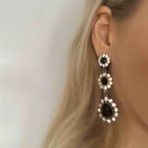 Örhängen  - Superfina örhängen med fejk diamanter! Köpt för flera år sedan men endast använd under en kväll (nyskick) Köparen står för eventuell frakt ❤️