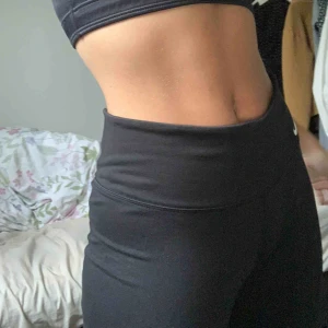  - Säljer mina träningsbyxor från Nike då de är lite för stora i midjan för mig! De är lite äldre och har en mer tyg-aktig känsla men fortfarande stretchiga och sköna. Trekvartsbyxor på mig som är 160cm. 