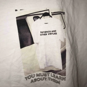  - Vit t-shirt med tryck fram från zara. Används ej längre, mycket bra skick! Köparen står för frakt (swish)