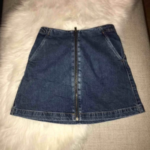  - En kjol från Zara, lite använd, sitter tyvärr för tajt på mig. 