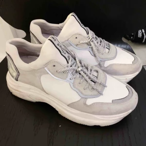  - Sneakers från BRONZ stl 39. Kan skickas 🌸