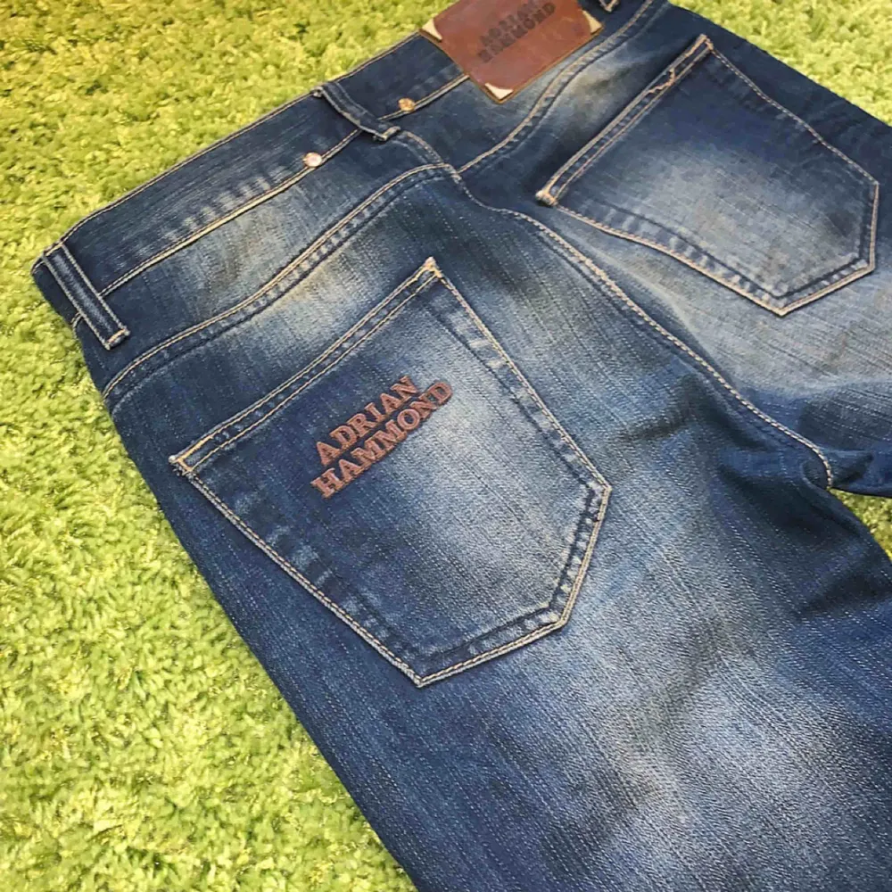 Adrian Hammond jeans köpta från Stayhard. Använda endast 1 gång. Ganska smal passform. Skick: 10 / 10 Ord pris: 799kr. Jeans & Byxor.