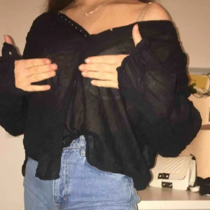  - Lite genomskinlig blus