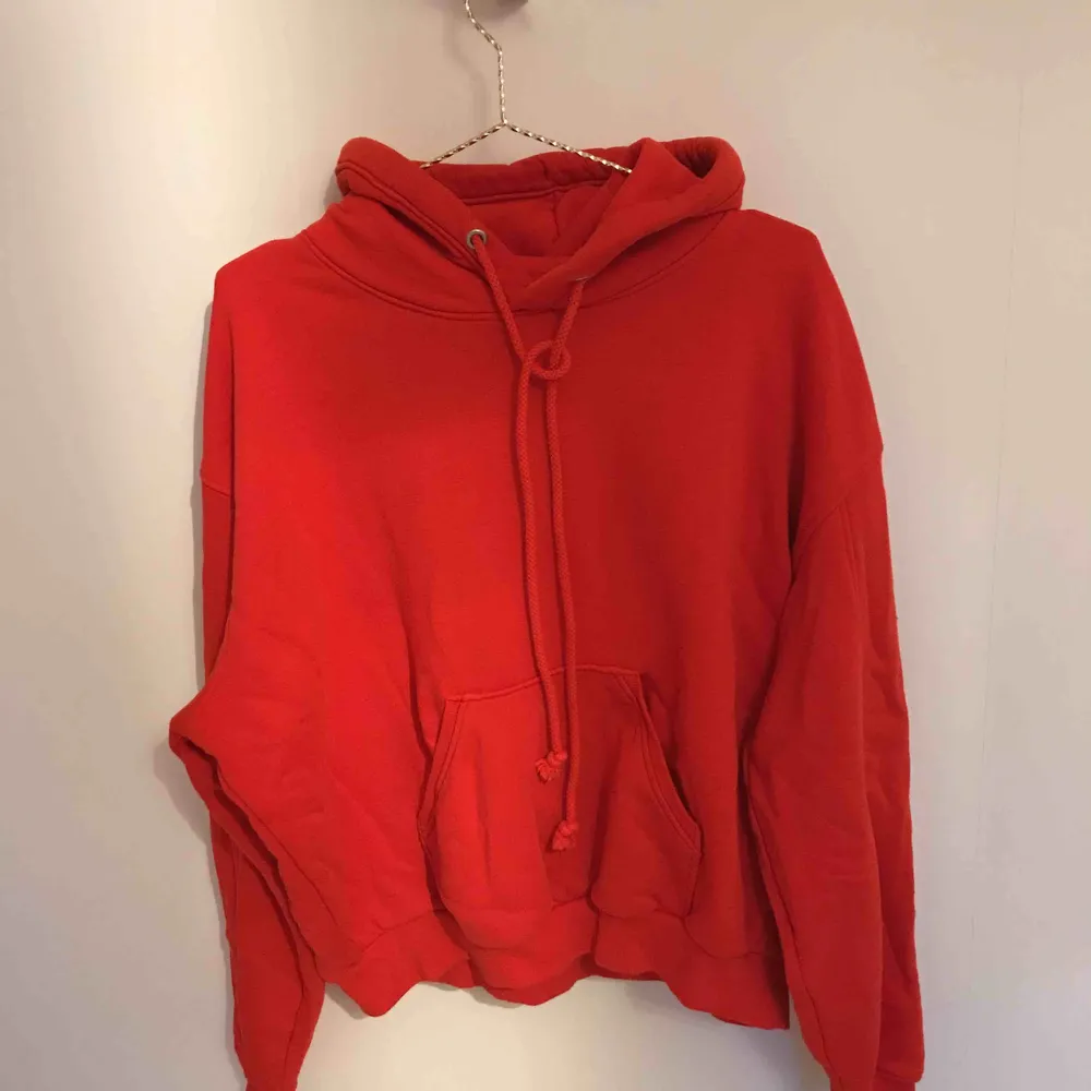 Röd oversize hoodie från weekday. Hoodies.