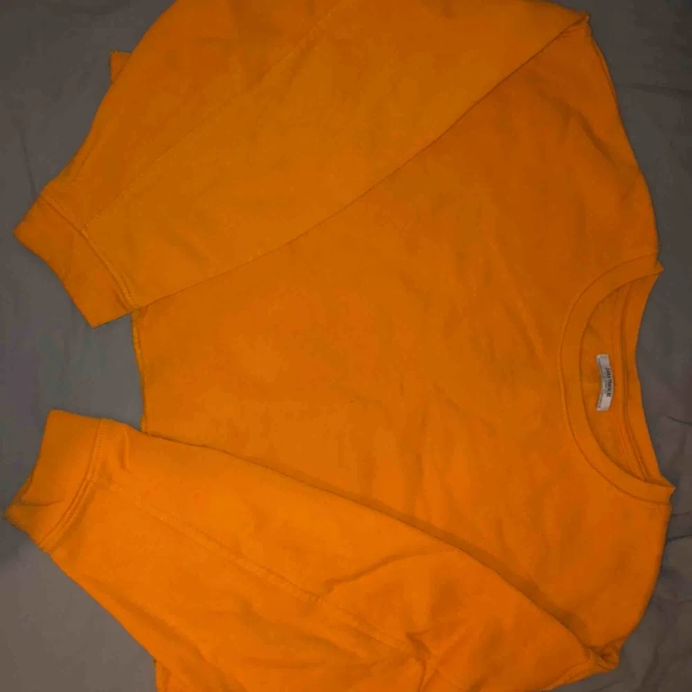 Overzise croppad orange sweatshirt ifrån Zara. Säljer då den inte riktigt faller mig i smaken längre💗. Hoodies.