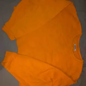 Overzise croppad orange sweatshirt ifrån Zara. Säljer då den inte riktigt faller mig i smaken längre💗