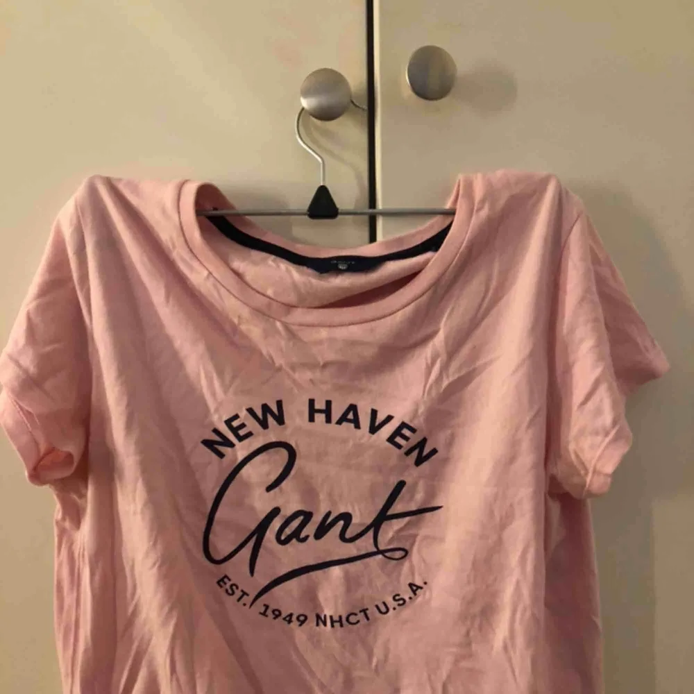 Rosa Gant tröja . T-shirts.