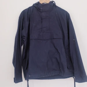  - Snygg marinblå jacka från Urban Outfitters I pullover modell. Kardborre upptill, luva +fickor. Använd en gång. Kommer självklart tvättas + håras av innan den skickas. Köparen står för frakten 🌠