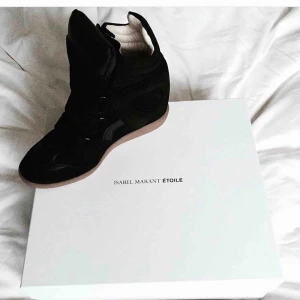  - Isabel Marant Etoile skor i strl 38. Använt max 10 ggr, som nya, inga slitage alls. Kartong, kvitto och dustbags ingår. Inköpta på Mytheresa.com.
