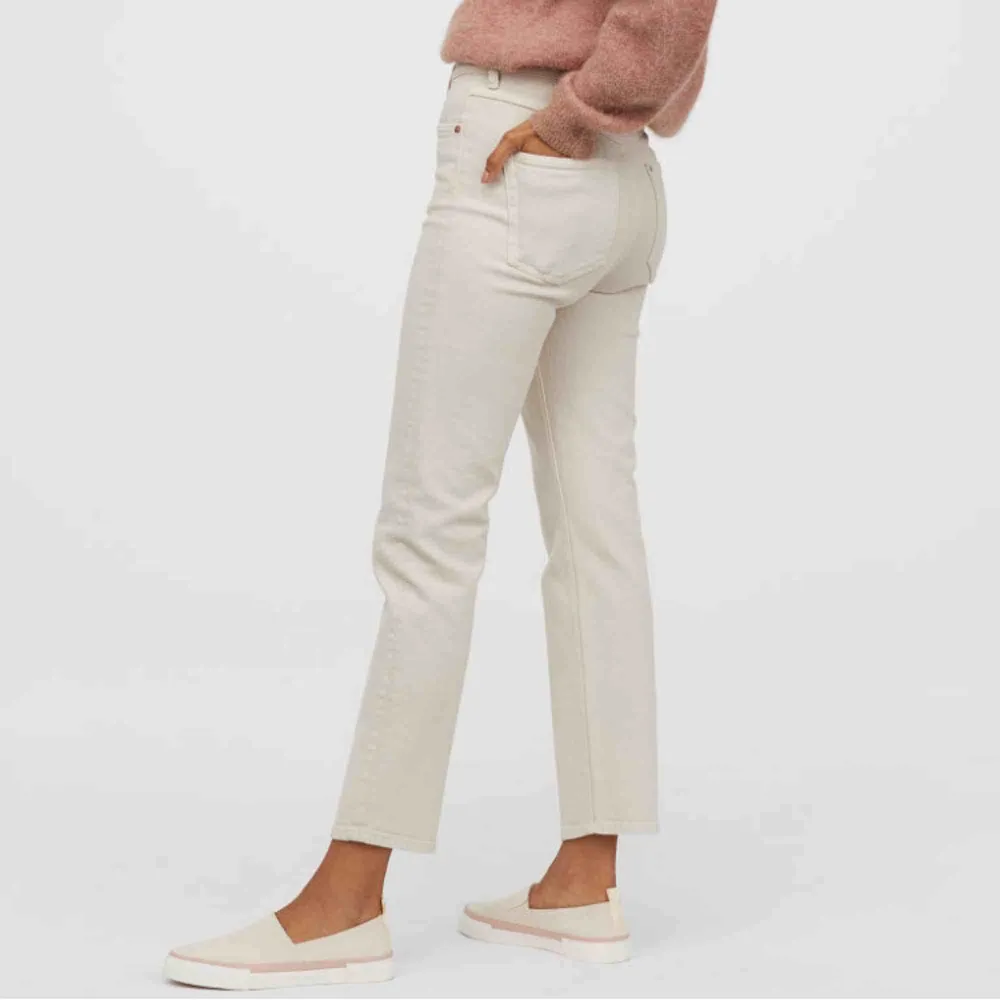 Sparsamt använda jeans från H&M i en perfekt kall beige färg🧸 säljer pga för korta för mig:( frakt tillkommer! . Jeans & Byxor.
