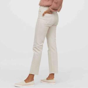 Sparsamt använda jeans från H&M i en perfekt kall beige färg🧸 säljer pga för korta för mig:( frakt tillkommer! 