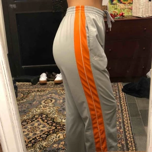  - Vintage joggers från Puma köpta second hand i LA ✨ Står ingen storlek då lappen är bortklippt men skulle passa M/L 🌼 Har mindre fläckar fram, kanske går att få bort har ej försökt!