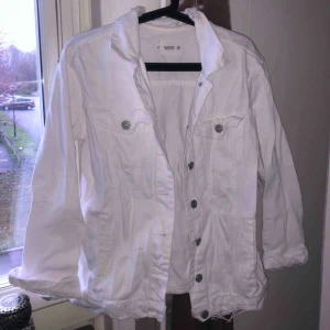 - Vit jeansjacka! Sparsamt använd. Modellen i sig är ”oversized” look 