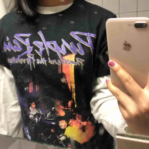  - Tröja från carlings med tryck av prince 💜 frakt 36kr 