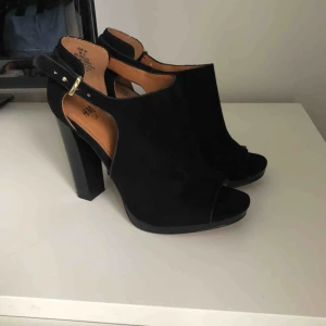  - Superfina klackskor från HM som tyvärr inte blir använda då det är för hög klack för mig. De är endast testade så i väldigt fint skick! Köparen står för frakt :) 