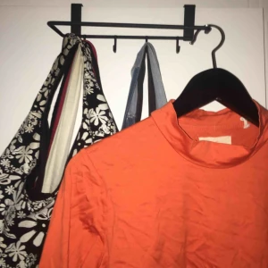  - En orange polotröja! Använd en gång så i hur bra skick som helst. Frakt tillkommer☀️ 