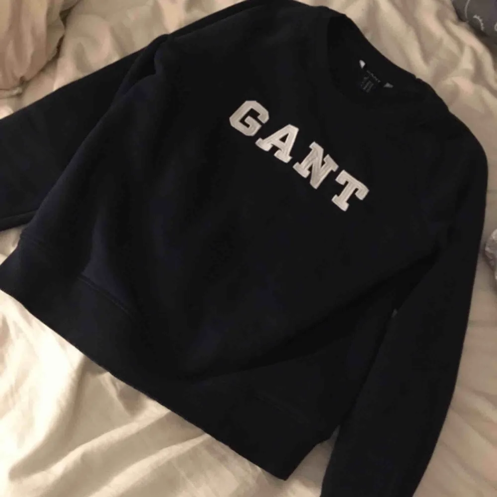 Fin, marinblå GANT sweatshirt i storlek xs. I nyskick då den knappt är använd då den inte passar under graviditet och nu inte kommer till användning! Köpare står för frakt! 400kr prutat och klart! . Tröjor & Koftor.