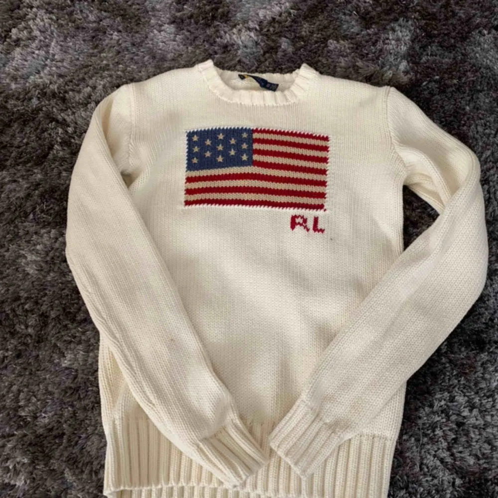 Polo ralph lauren tröja, köpt för 1 år sedan. Storlek Xs men är stor i storleken så passar även S. Nypris 1325. Använd endast en gång. Stickat.