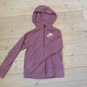  - Super fin lila Nike flis!💖 Perfekt för när man sportar eller när som helst. Knapp använd och köpt för ca. 199kr. Lite liten i storlek. Köpare står för frakt  