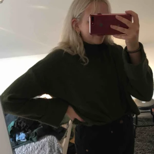  - Supermysig tröja från ginatricot i militärgrönt/ skogsgrönt