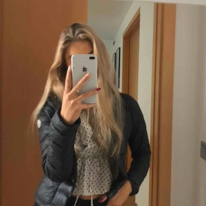  - Jättefin jacka ifrån moncler. Såklart äkta! , priset kan diskuteras vid snabb affär❤️