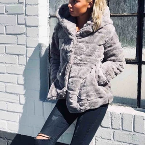  - En mysig och varm grå pälsjacka från Tessie. Använd ett fåtal gånger men i väldigt fint skick. Finns en stor mysig luva och passar bra till vintern. Kan mötas upp i Borås eller frakta men då står köparen för frakten.