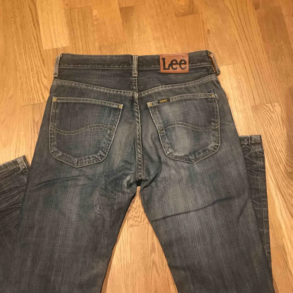 Lee jeans i grå-blått,  Köparen står för frakt  . Jeans & Byxor.
