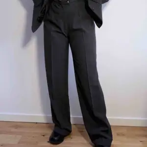 Gråa kostymbyxor från Wera Stockholm i storlek 40. Rak passform. Sparsamt använda och i väldigt fint skick!