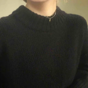  - Jätte snygg svart ganska grovstickad tröja. Storlek xs men är ganska stor i storleken. Använd någon enstaka gång. 